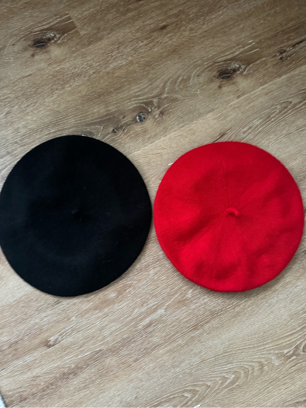 Women’s 2 x Wool Beret hats - Black & Red